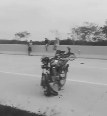 Kondisi setelah kecelakaan pengendara motor usai beraksi balap liar.