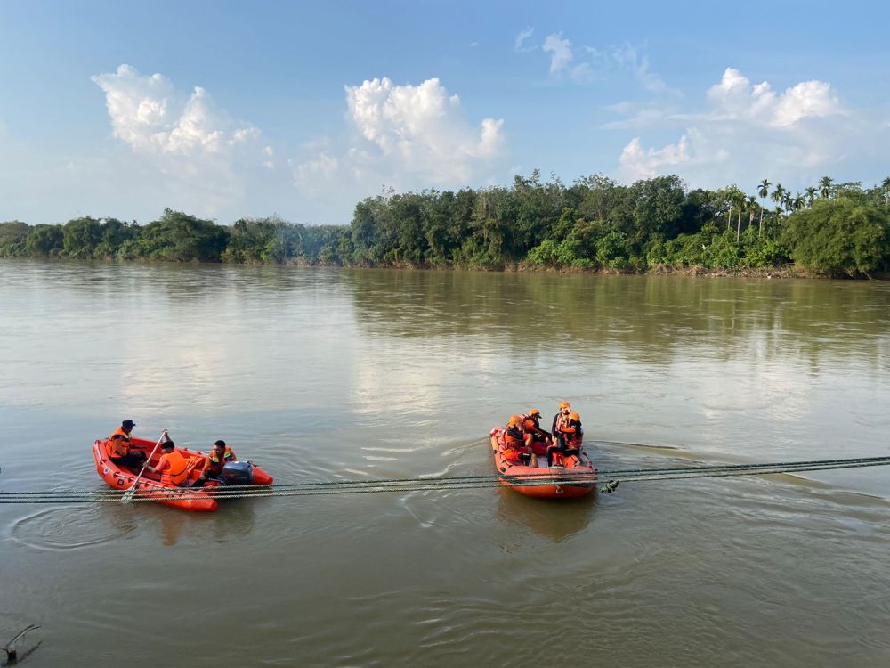 Caisar, Bocah 9 Tahun Tenggelam di Sungai Kampar Tim Basarnas lakukan penyisiran sungai Kampar.