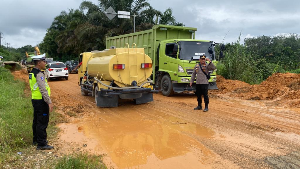 Akibat Longsor, Jalan Lintas Kampar-Rohul Sempat Tutup, Polisi Langsung Ambil Langkah Cepat Lokasi terkini di jalan Lintas Rantau Merangin - Rokan Hulu.