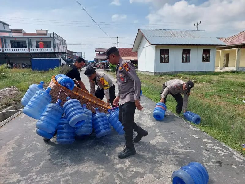 Ciptakan Pemilu Damai 2024, Polsek Kuala Kampar Tanggap Bantu Masyarakat Polisi menjumpai warga yang sedang bersusah payah mengumpulkan galon air yang terjatuh dijalan.