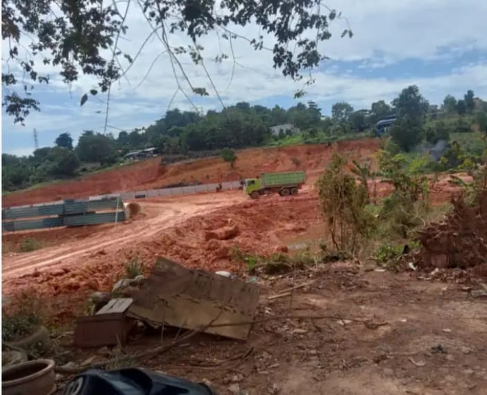 Kondisi terkini di Salah satunya pengerukan lahan perbukitan di Kecamatan Nongsa, Kota Batam.