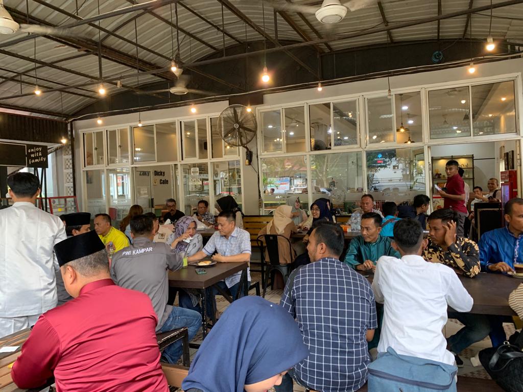 Pj Bupati Kampar Hambali bersama insan media.