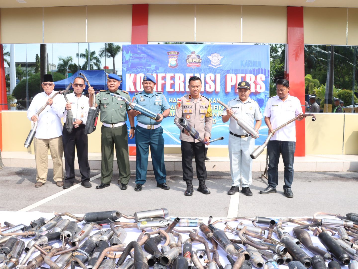 Melalui Konferensi pers, Kapolres Karimun musnahkan knalpot brong.