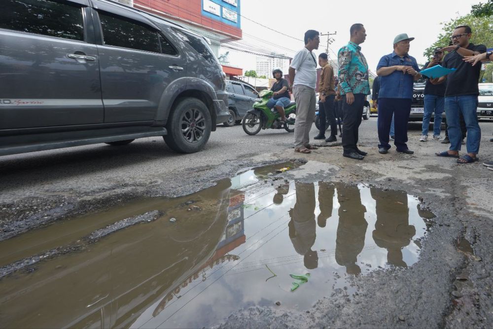Usai Dilantik, Pj Gubri Tinjau Langsung Jalan Rusak di Pekanbaru