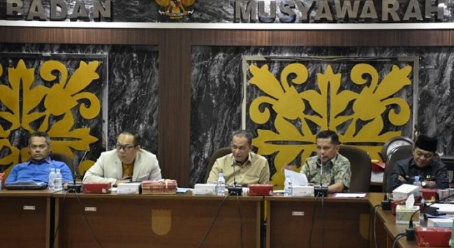 Wakil Ketua DPRD Kota Pekanbaru Tengku Azwendi Fajri Pimpin Raker Bapemperda DPRD Pekanbaru