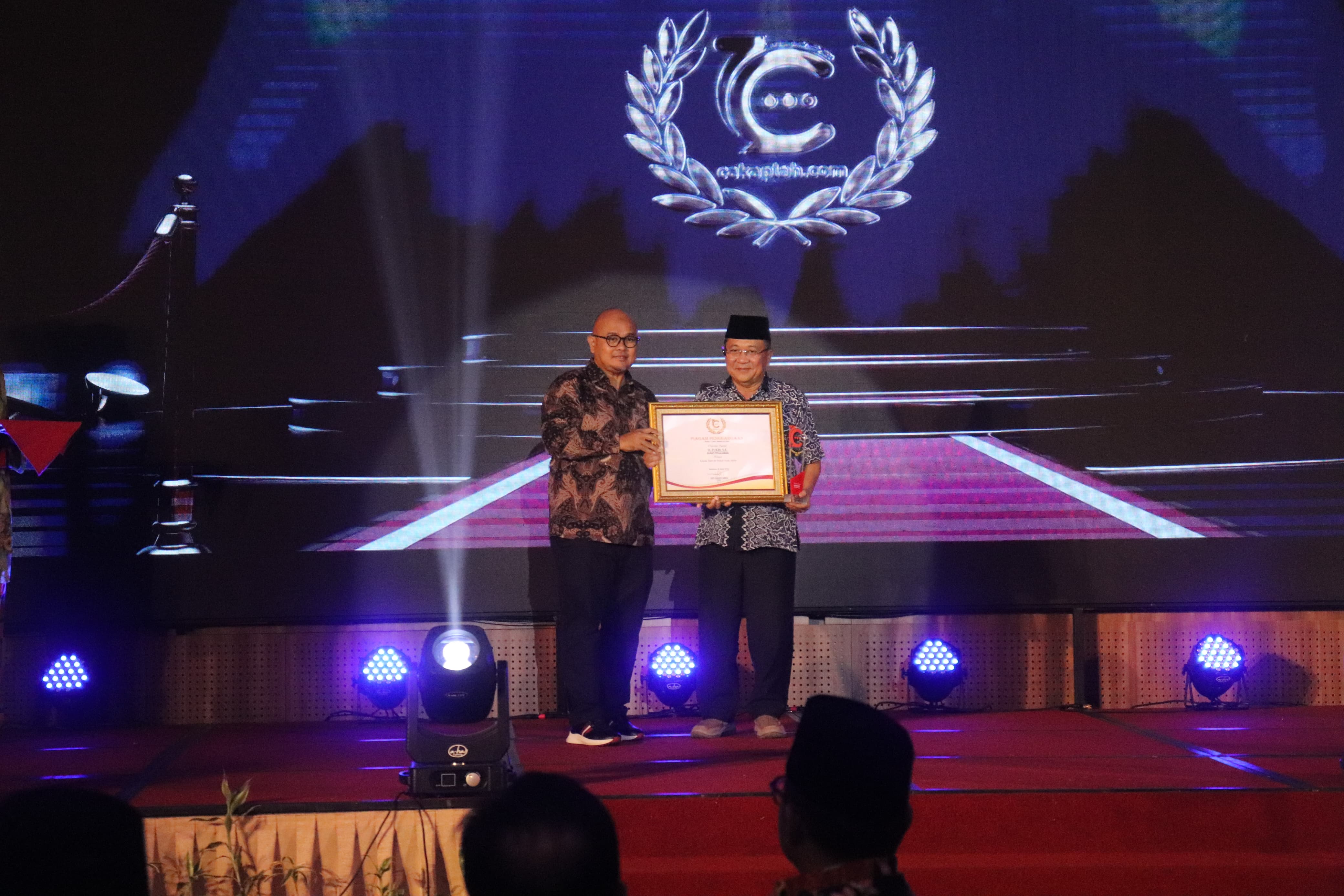 Peduli Kepada Anak Yatim, Bupati Pelalawan H. Zukri, SE Terima Penghargaan Pada Acara Cakaplah Award Foto Dok Istimewa