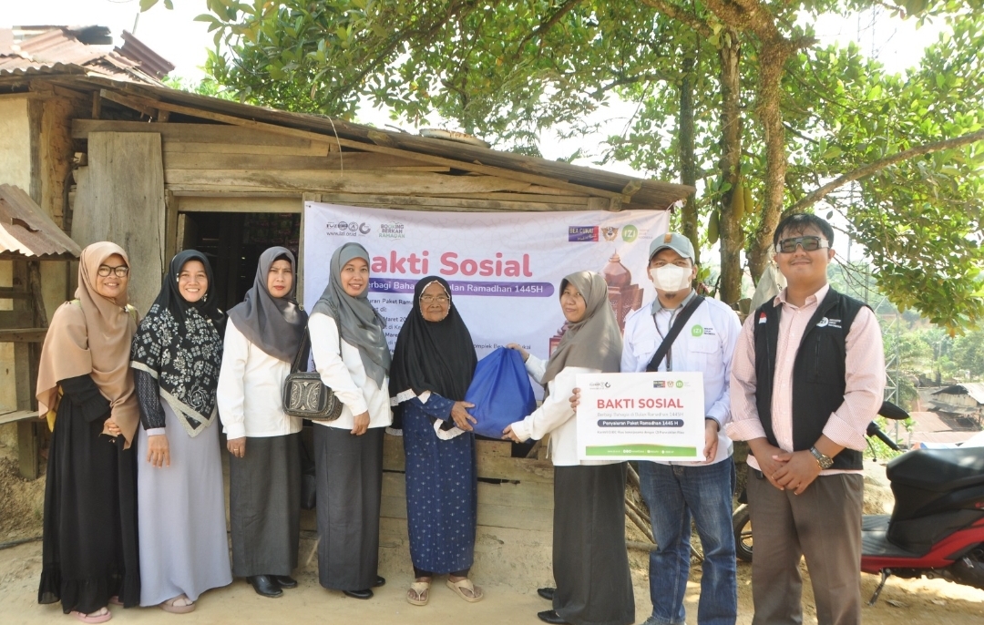 Kanwil DJBC Riau bersama IZI Riau berbagi 85 Paket Ramadhan untuk Masyarakat Pinggiran Pekanbaru