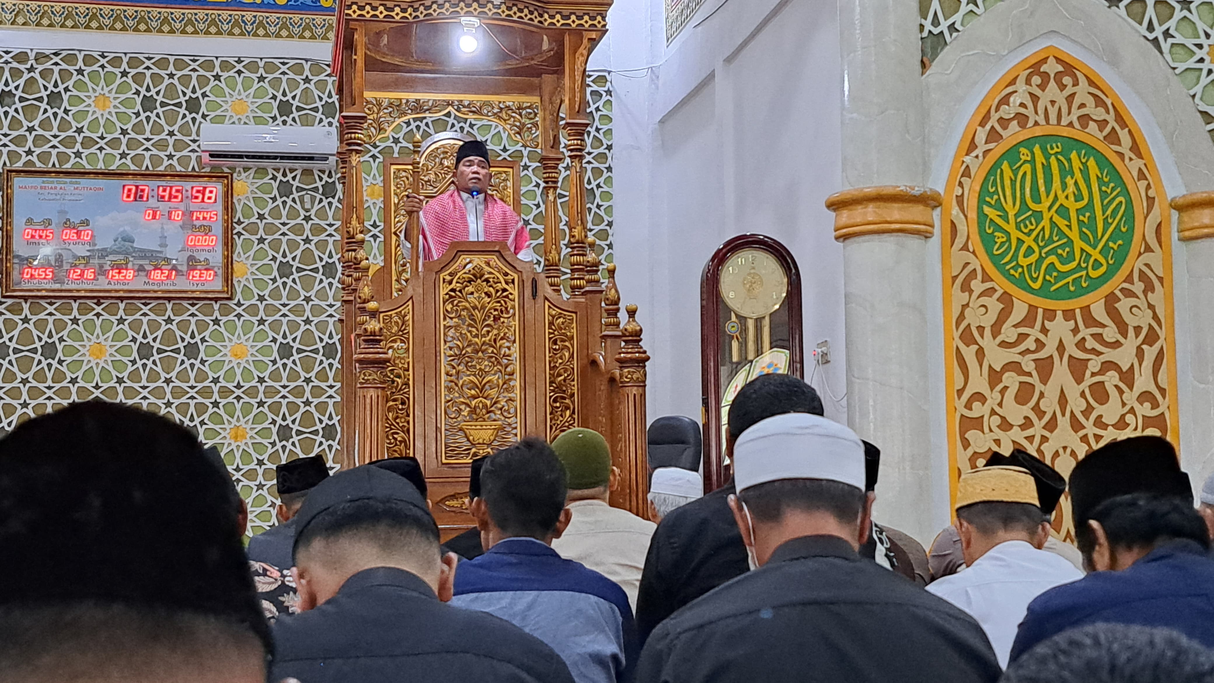 Sholat EID Mubarak di Masjid Al-Muttaqin, Bupati Zukri Minta Masyarakat Untuk Membantu Fakir Miskin dan Anak Yatim