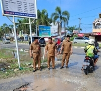 Bupati Pelalawan H Zukri, SE  Perintahkan Tim satgas Atasi Banjir Dibeberapa Ruas Jalan di Pangkalan Kerinci