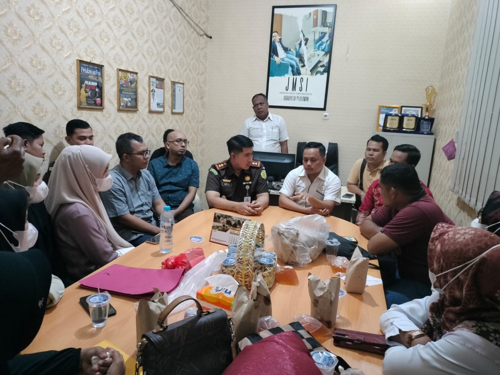 Jadi Atensi, Kejari Pelalawan Temui 34 Korban Penipuan SK Honorer Oleh Oknum PNS Disdikbud Pelalawan