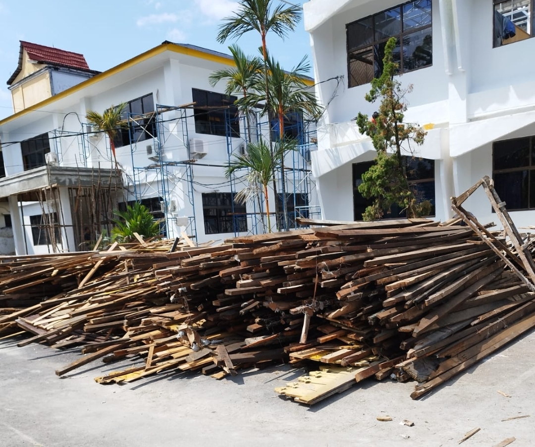 IMPER Menduga Aset Bongkaran Atap Gedung Dinas Perikanan Dan Kelautan Provinsi Riau Non Prosedural