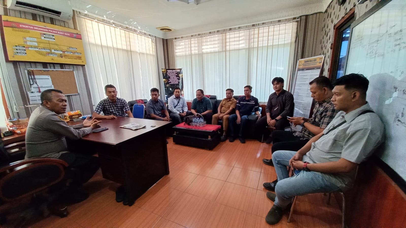 Kegiatan Silahturahmi Anggota Panwascam dan PKD Kelurahan se Kec. Bukit Raya Pilkada Serentak Tahun 2024 dengan Kapolsek Bukit Raya