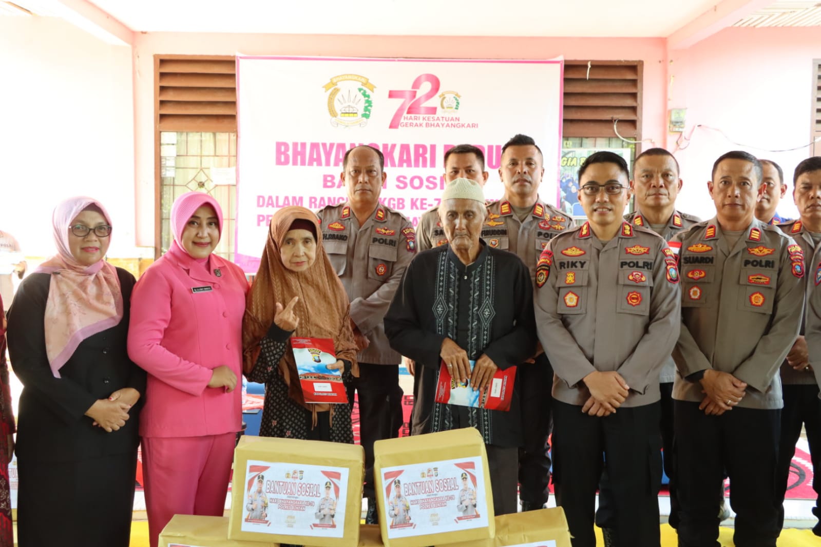 Sempena Hari Bhayangkara ke-78, Polres Bintan Salurkan Ratusan Paket Sembako Kepada Masyarakat