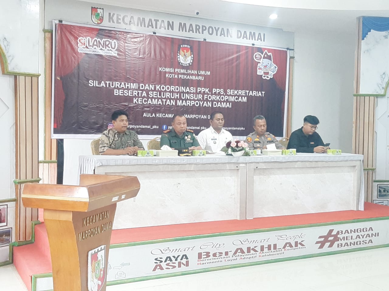 Kapolsek Bukit Raya Hadiri Kegiatan Silaturahmi dan Rapat Koordinasi Penyelenggaraan Tahapan Pilkada Serentak Tahun 2024 di Aula Kantor Camat Marpoyan Damai