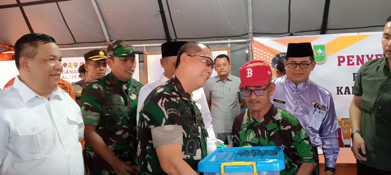 Danrem 031/ Wira Bima dan Pj Gubernur Riau Kunjungi Lokasi Longsor di Tembilahan