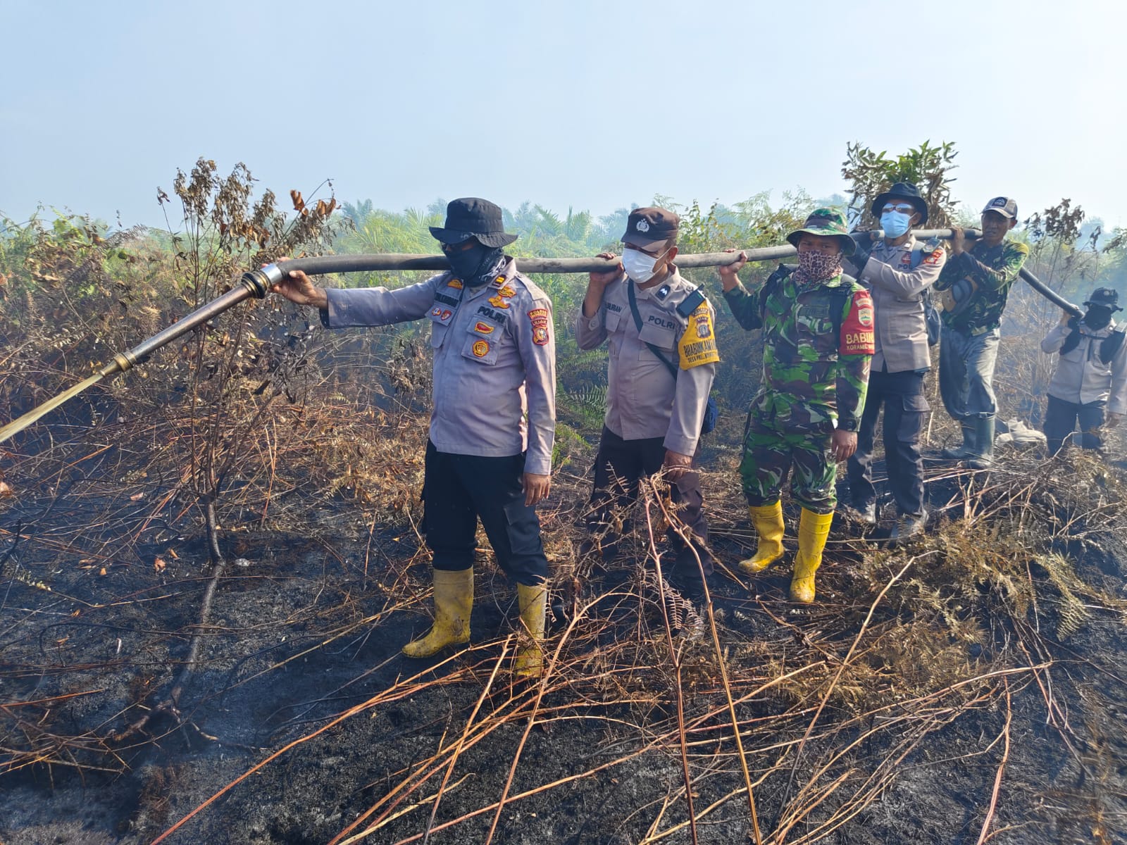 Kapolsek Rupat Iptu Zulkarnain Chan,S.E bersama Personil Gabungan Berjibaku Memadamkan Karlahut