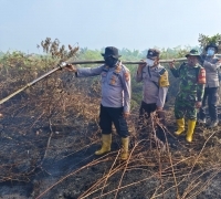 Kapolsek Rupat Iptu Zulkarnain Chan,S.E bersama Personil Gabungan Berjibaku Memadamkan Karlahut