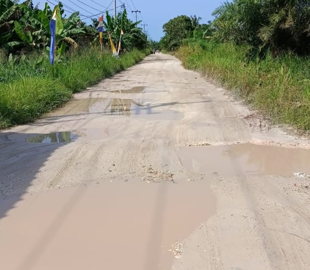 Warga Pinggiran Pekanbaru Keluhkan Kondisi Jalan Yang Rusak Parah