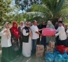 Ketua TP PKK Pelalawan Didampingi Camat dan Lurah Serahkan Bantuan Korban Bencana Angin Puting Beliung