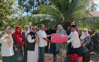 Ketua TP PKK Pelalawan Didampingi Camat dan Lurah Serahkan Bantuan Korban Bencana Angin Puting Beliung