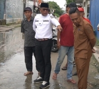 Tinjau Drainase, Bupati H Zukri Ajak Warga Jaga Kebersihan Drainase di Pangkalan Kerinci