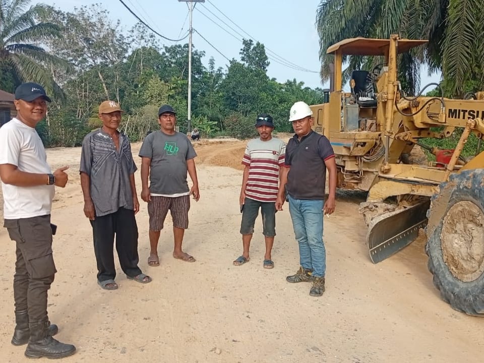 Peduli Sekitar Lingkungan Perusahaan, PT Arara Abadi Distrik Duri 1 Perbaiki Jalan Wilayah Desa Tasik Tebing Serai