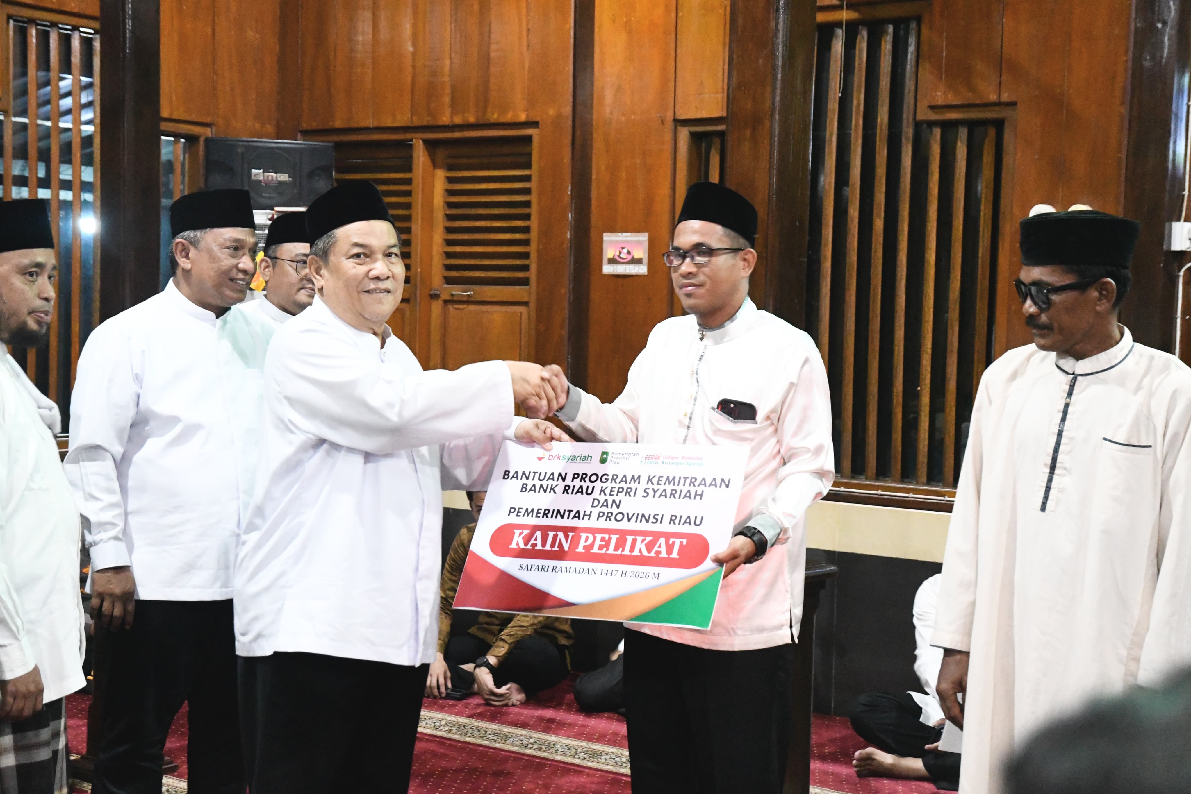 Safari Ramadan di Rohul, Plt Gubri Serahkan Bantuan CSR BRK Syariah