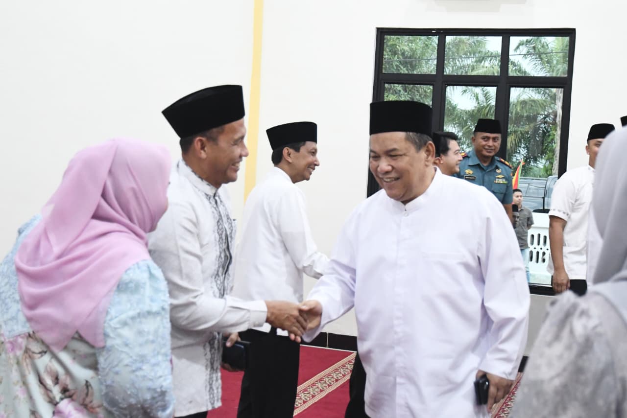 Safari Ramadan di Bengkalis, Plt Gubri SF Hariyanto Serahkan Bantuan Kemitraan BRK Syariah di Desa Muara Basung