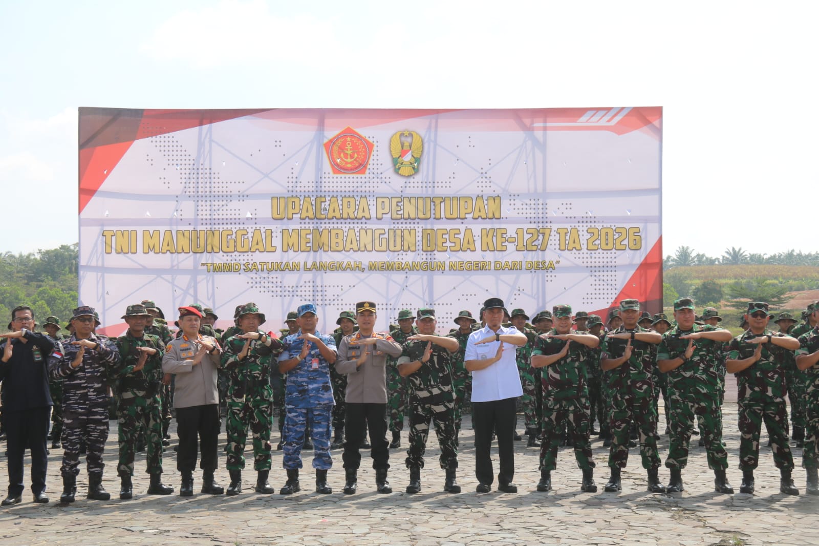 Kasdam XIX/Tuanku Tambusai Tutup TMMD ke-127, TNI Hadir Bantu Kesejahteraan Masyarakat