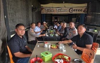  Ketua Komisi I DPRD Kampar Ajak Polsek Tapung Tanam dan Panen Jagung Pipil
