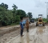 Pemkab Rohil Terjunkan Satu Unit Alat Berat Perbaiki Jalan Poros Kubu 
