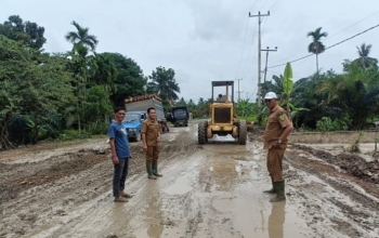 Pemkab Rohil Terjunkan Satu Unit Alat Berat Perbaiki Jalan Poros Kubu 